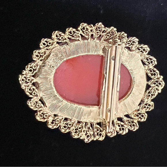 Vintage 1928 Faux Carnelian Cameo Oval
Brooch. Gorgeous, Elegant and Lovely. - Picture 5 of 7